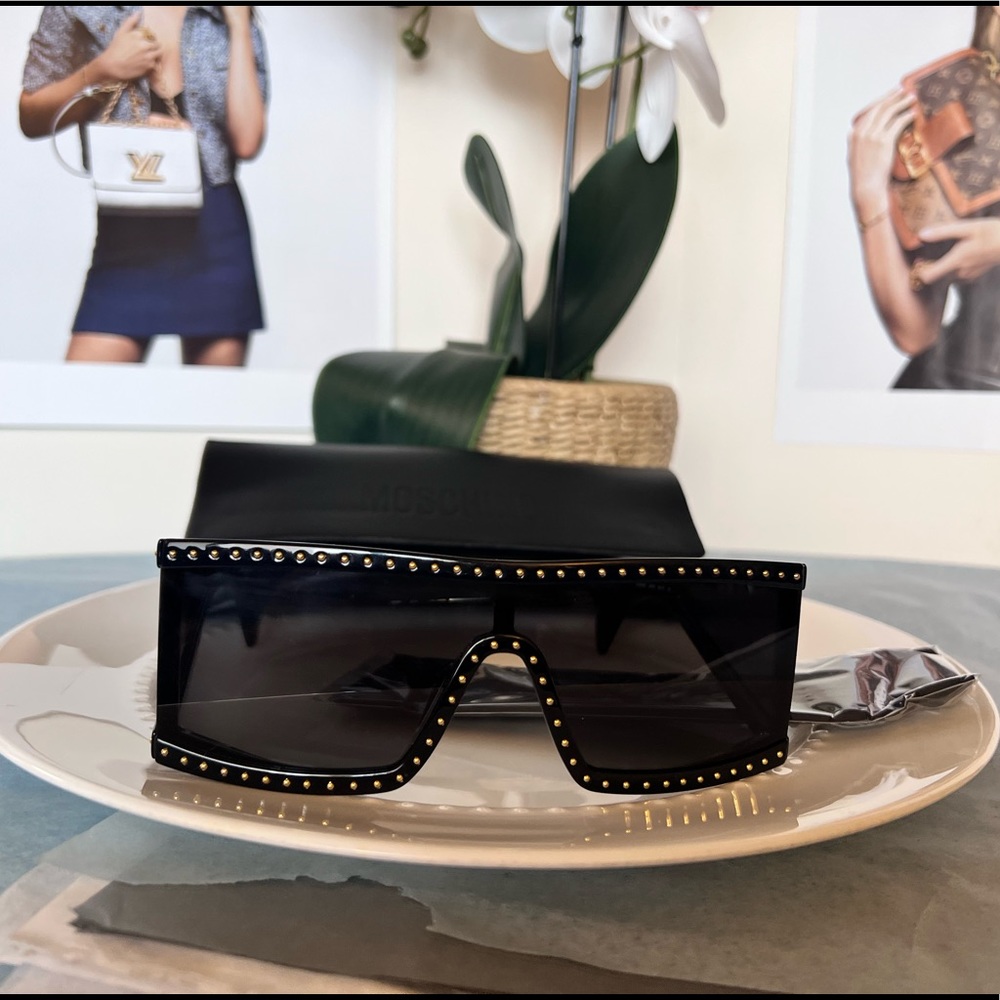Moschino oversized statement sunglasses